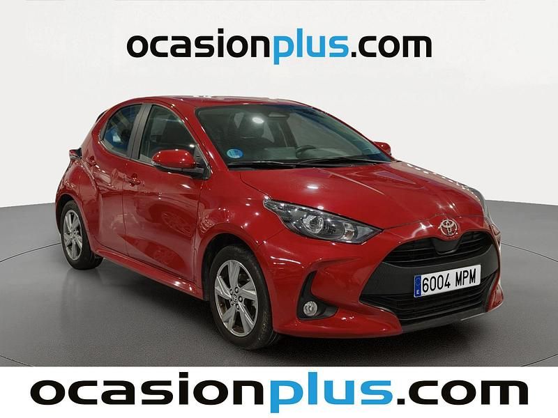 Usado Toyota Yaris Active 116 CV (85 kW) 2024 Rojo Utilitario