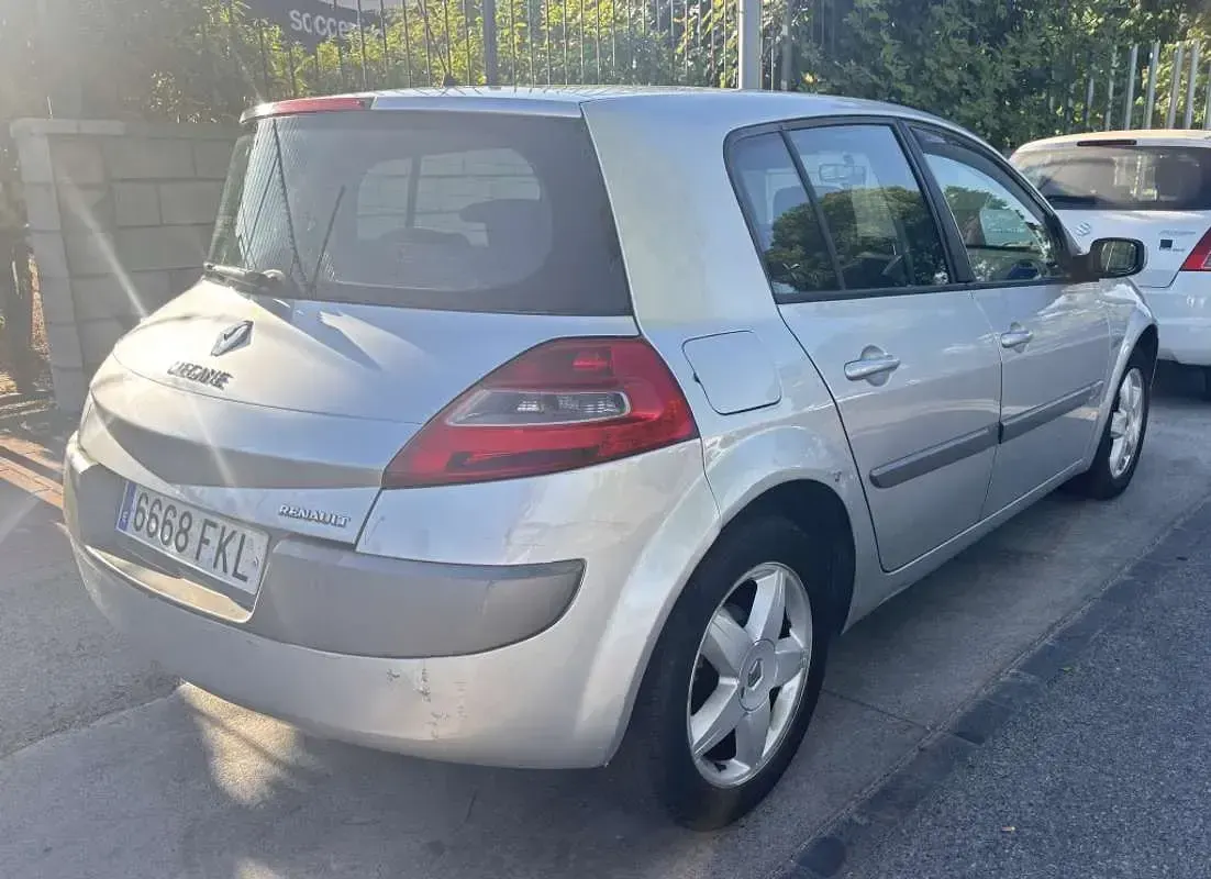 Usado Renault Mégane Dynamique 106 CV (77 kW) 2007 Gris Utilitario