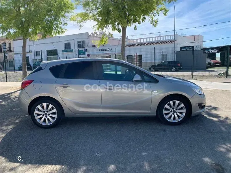 Usado Opel Astra Enjoy 110 CV (80 kW) 2011 Gris / plata Berlina
