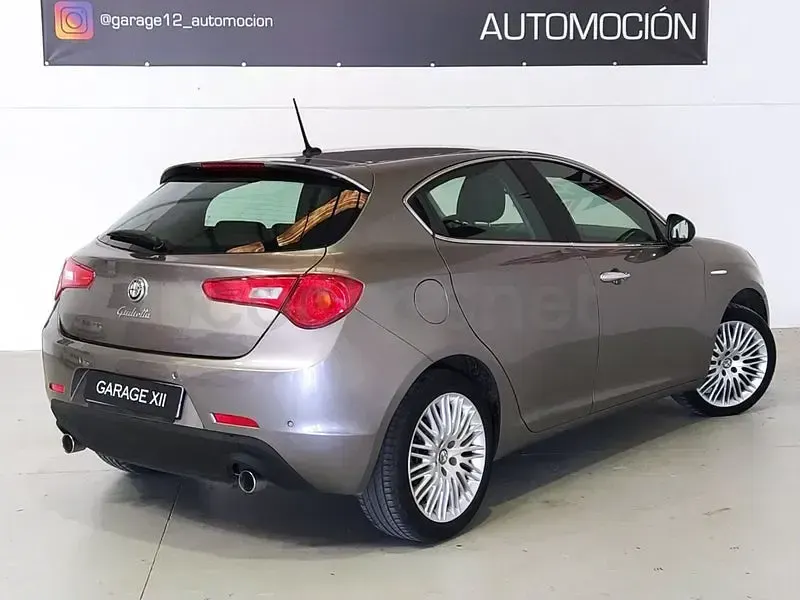 Usado Alfa Romeo Giulietta 150 CV (110 kW) 2016 Gris / plata Utilitario