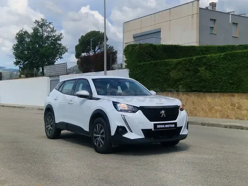Usado Peugeot 2008 Active 110 CV (80 kW) 2021 Blanco SUV
