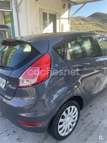 Usado Ford Fiesta Trend 82 CV (60 kW) 2015 Azul Utilitario