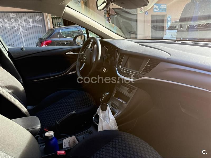 Usado Opel Astra 110 CV (80 kW) 2020 Gris / plata Berlina