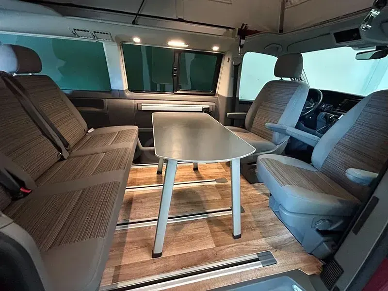 Usado VW California Beach 150 CV (110 kW) 2023 Granate Van