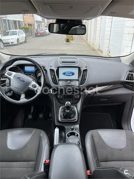 Usado Ford Kuga Titanium 120 HP (88 kW) 2015 Branco SUV