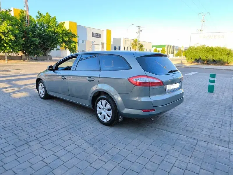 Usado Ford Mondeo Ghia 145 CV (106 kW) 2007 Beige Familiar