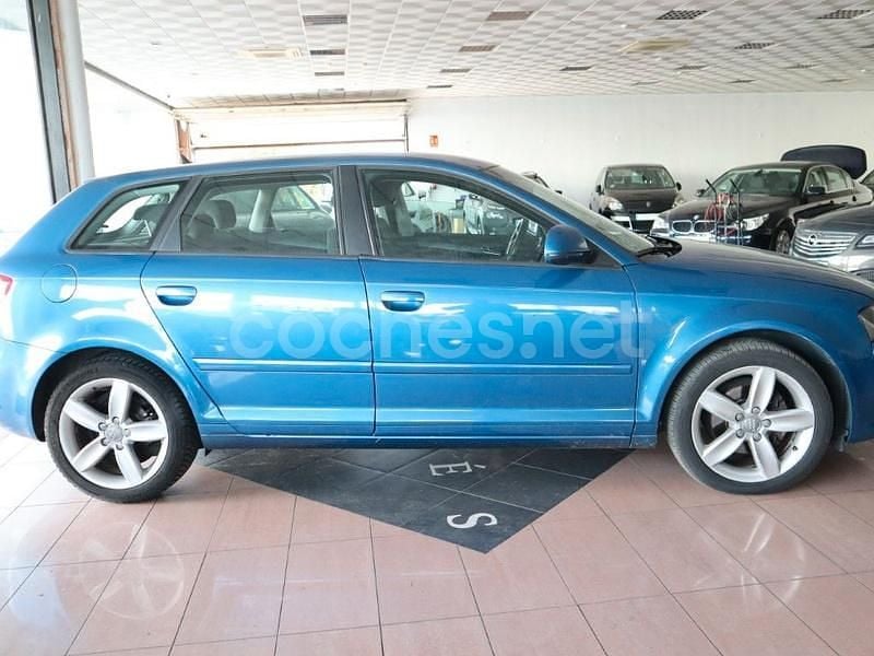 Usado Audi A3 Ambiente 140 CV (102 kW) 2010 Azul Utilitario