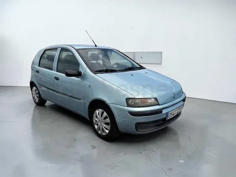 Usado Fiat Punto 60 CV (44 kW) 2002 Azul Utilitario