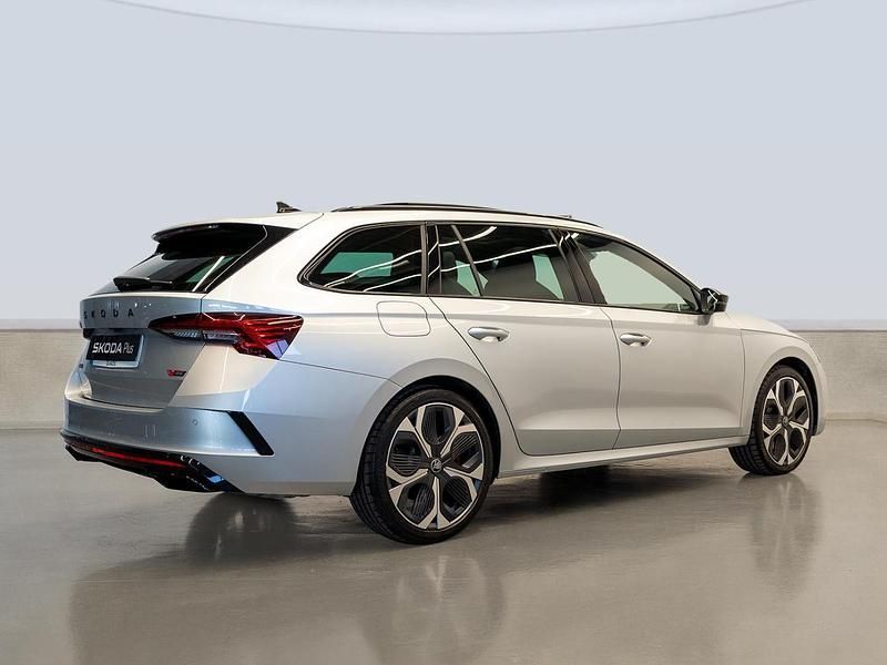 Usado Skoda Octavia RS 265 CV (194 kW) 2025 Gris plata Familiar