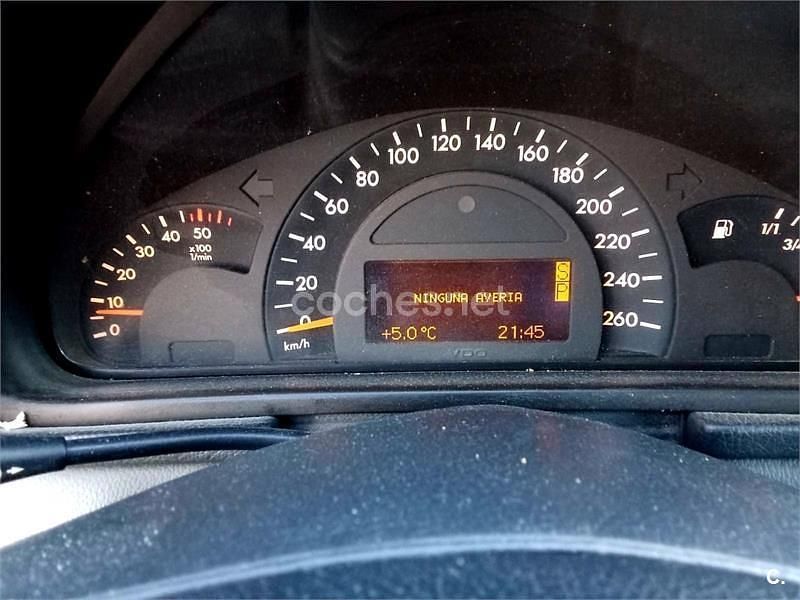 Usado Mercedes C270 Classic 170 CV (125 kW) 2003 Gris / plata Berlina