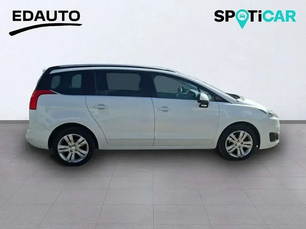 Usado Peugeot 5008 Allure 120 CV (88 kW) 2016 Blanco Monovolumen