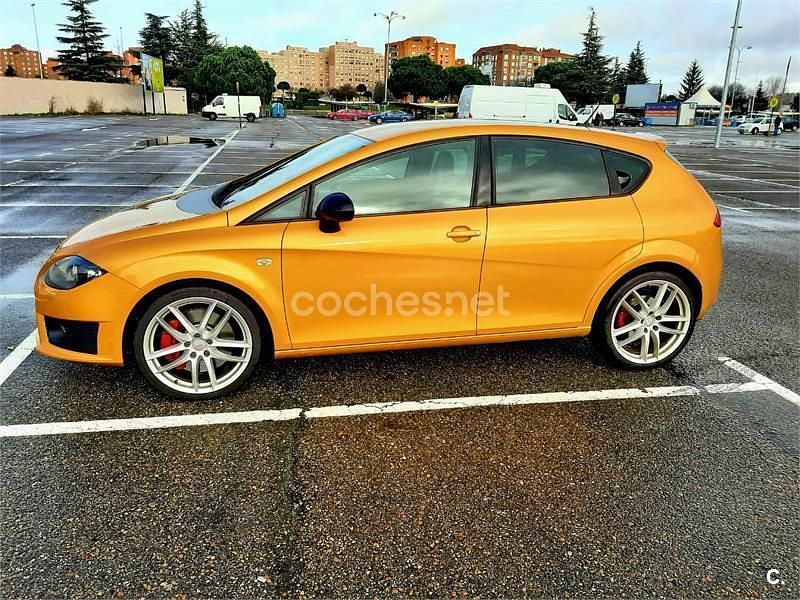 Usado Seat Leon CUPRA 265 CV (194 kW) 2012 Amarillo Berlina