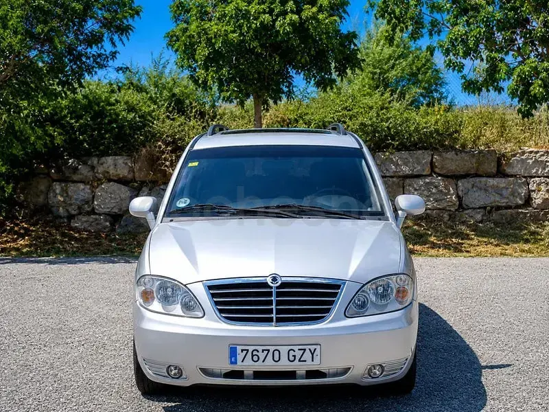 Usado SsangYong Rodius 165 CV (121 kW) 2010 Gris / plata Monovolumen