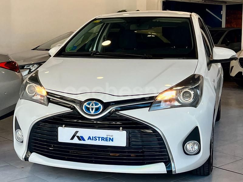 Blanco Usado 2015 Toyota Yaris Hybrid Advance Berlina | 9800 € (Buen precio) - Imagen 1/4