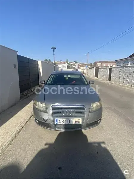 Usado Audi A6 140 CV (102 kW) 2005 Gris / plata Berlina