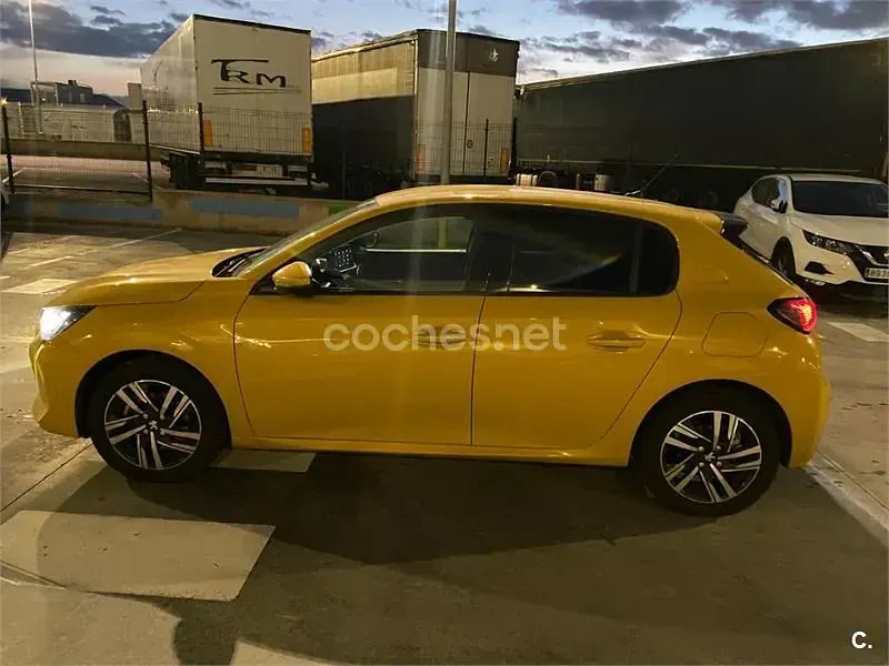Usado Peugeot 208 Style 100 CV (73 kW) 2021 Amarillo Utilitario