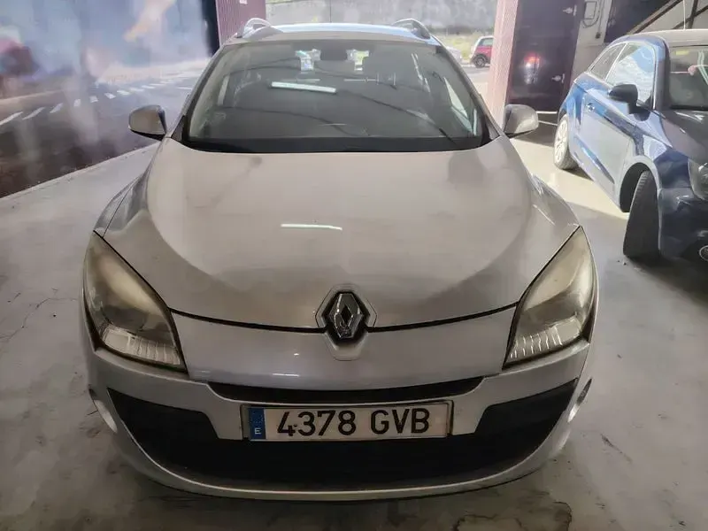 Usado Renault Mégane Dynamique 105 CV (77 kW) 2010 Gris / plata Berlina