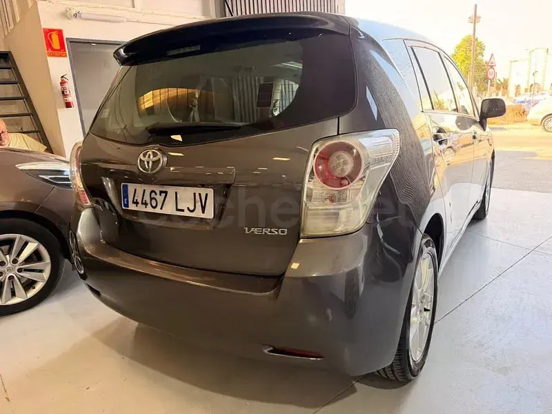 Usado Toyota Verso Live 126 CV (92 kW) 2011 Gris / plata Monovolumen