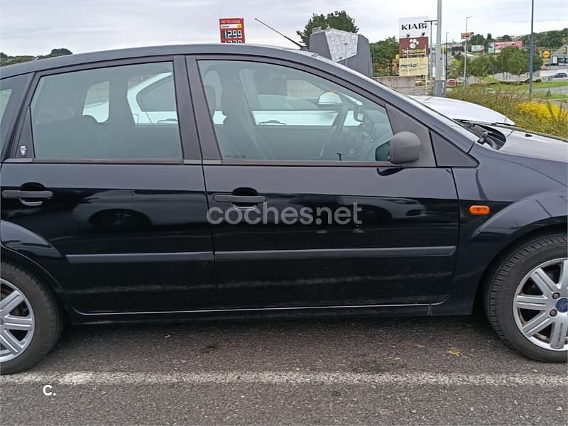Negro Usado 2004 Ford Fiesta Ghia Utilitario | 3200 € (Precio justo) - Imagen 1/3
