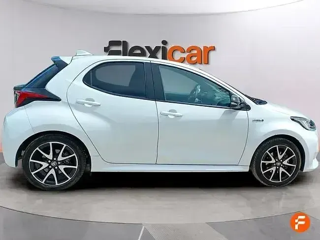 Usado Toyota Yaris Style 116 CV (85 kW) 2021 Blanco Utilitario