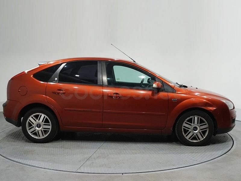 Usado Ford Focus Trend 116 CV (85 kW) 2006 Granate Berlina