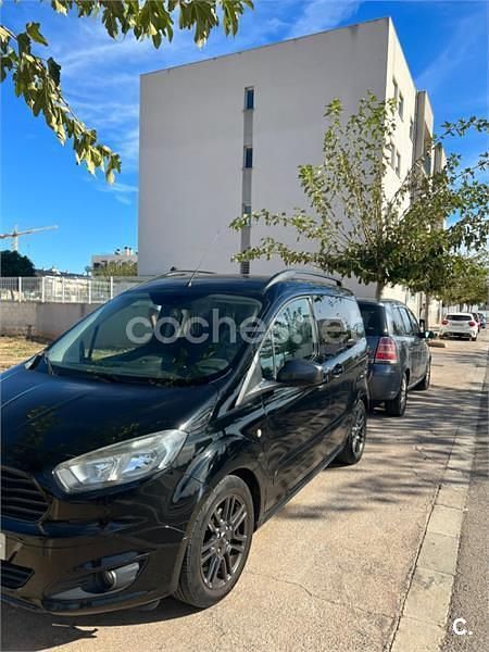 Usado Ford Tourneo Courier Sport 100 CV (73 kW) 2018 Negro Monovolumen