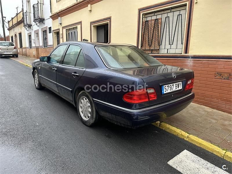 Usado Mercedes E300 Elegance 136 CV (100 kW) 1997 Azul Berlina