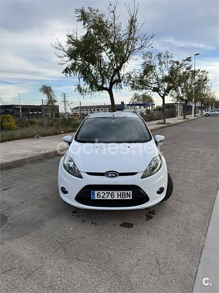 Usado Ford Fiesta Trend 82 CV (60 kW) 2011 Blanco Utilitario