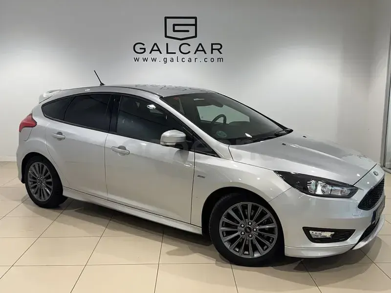 Usado Ford Focus 182 CV (133 kW) 2017 Gris / plata Berlina