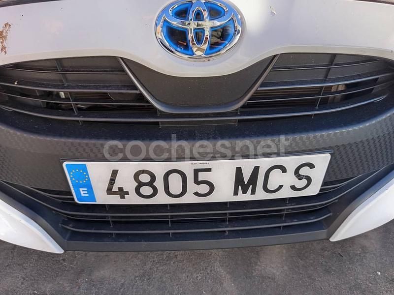 Usado Toyota Yaris Hybrid Active 116 CV (85 kW) 2022 Blanco Berlina