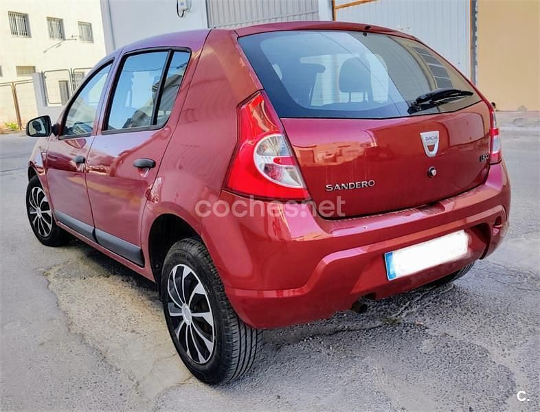 Usado Dacia Sandero Ambiance 75 CV (55 kW) 2011 Rojo Utilitario
