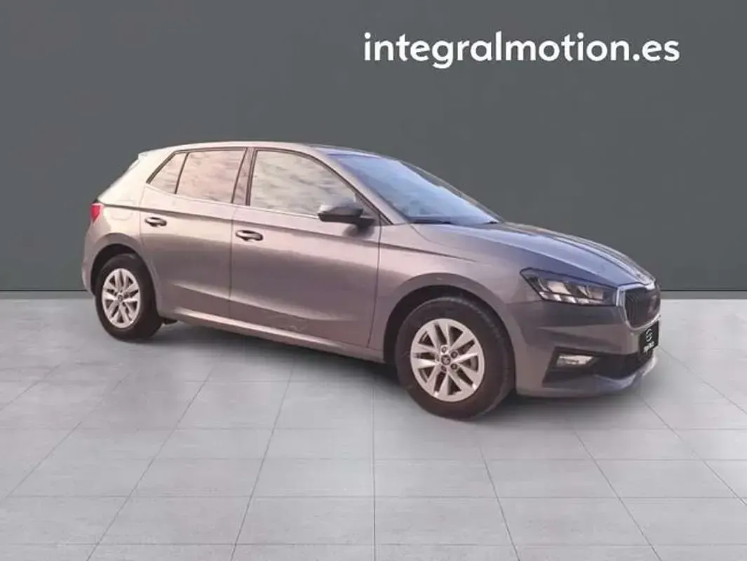Usado Skoda Fabia Selection 95 CV (69 kW) 2025 Gris Utilitario