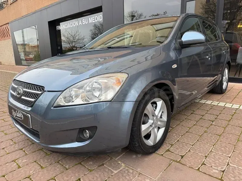 Usado Kia Ceed 90 CV (66 kW) 2007 Azul Utilitario
