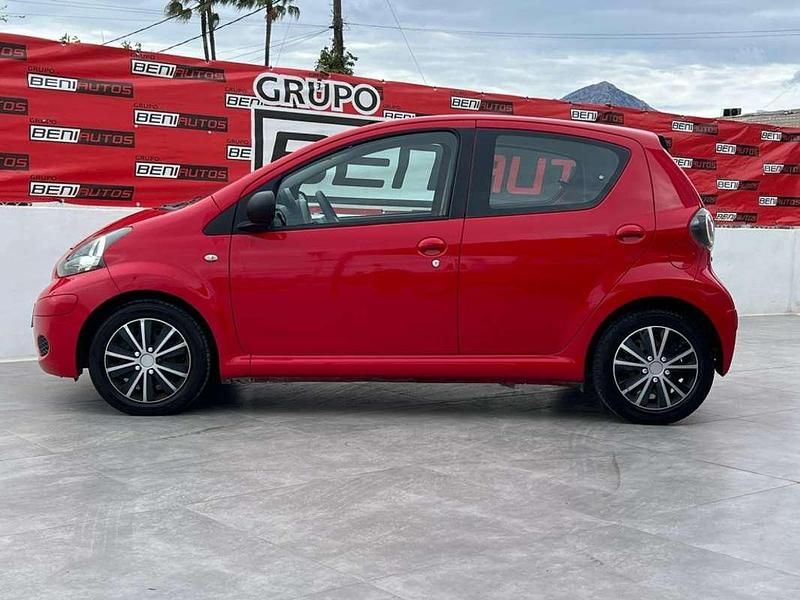 Usado Toyota Aygo Live 68 CV (50 kW) 2010 Rojo Utilitario