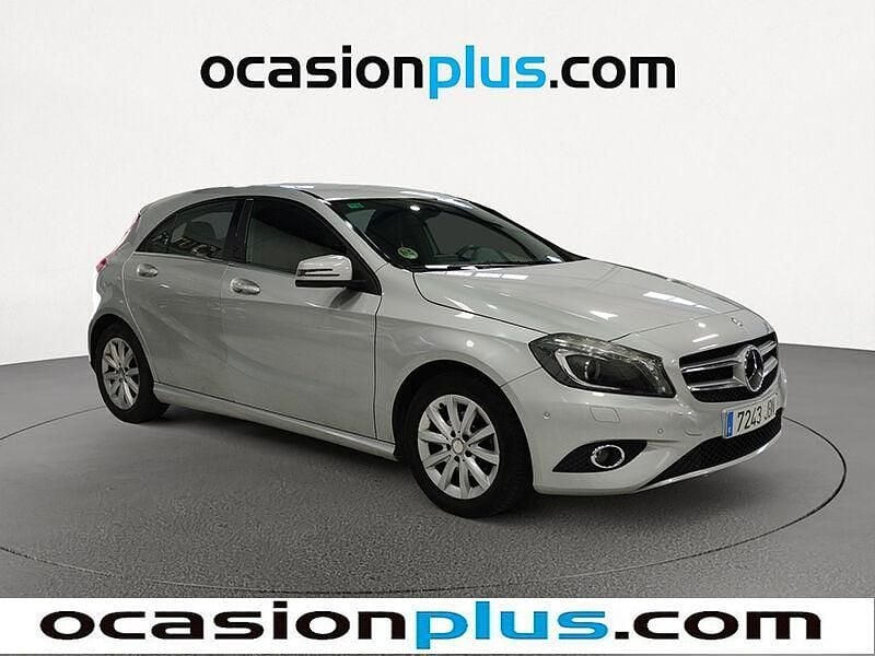 Usado Mercedes A180 Style 109 CV (80 kW) 2013 Gris plata Utilitario