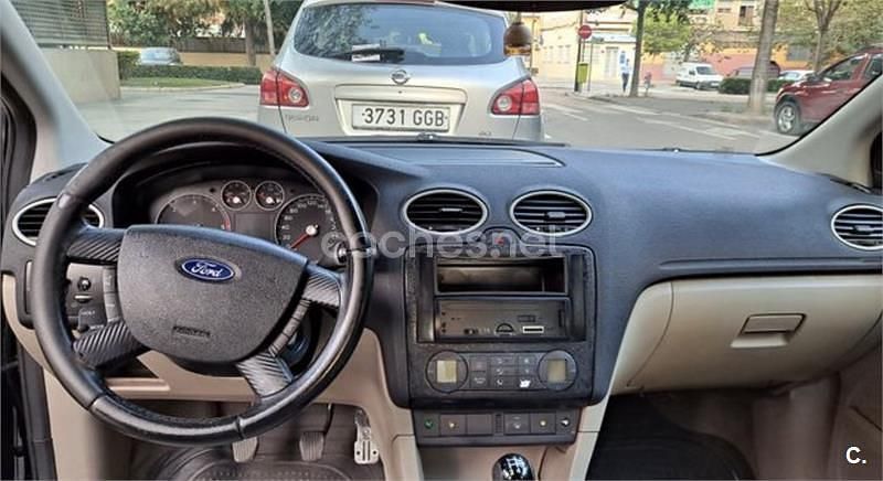 Usado Ford Focus Ghia 109 CV (80 kW) 2005 Negro Berlina