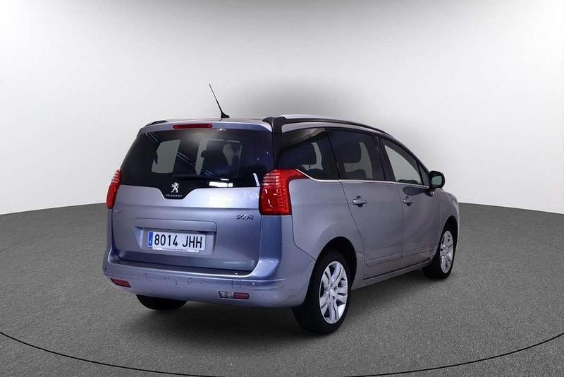 Usado Peugeot 5008 Allure 120 CV (88 kW) 2015 Gris / plata Monovolumen