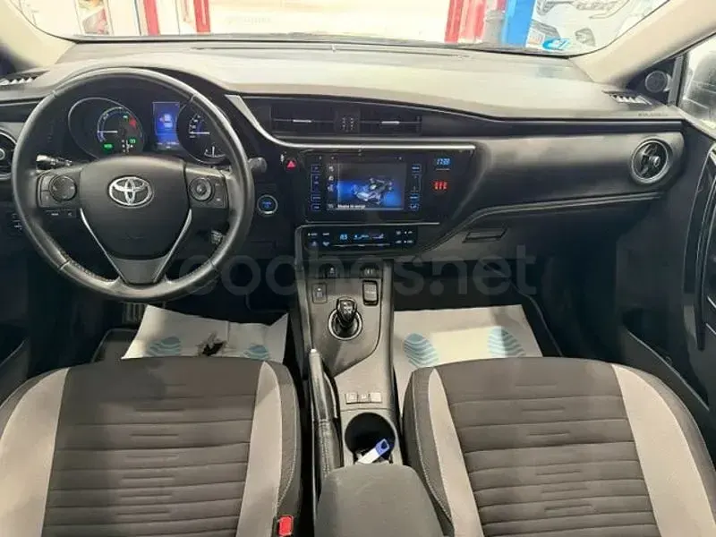 Usado Toyota Auris Hybrid Business Edition 136 CV (100 kW) 2019 Blanco Berlina