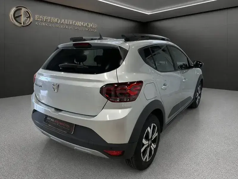 Usado Dacia Sandero Expression 91 CV (66 kW) 2024 Gris / plata Berlina