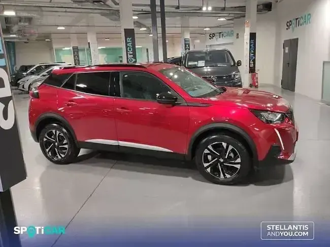 Usado Peugeot 2008 Allure 130 CV (95 kW) 2022 Rojo SUV