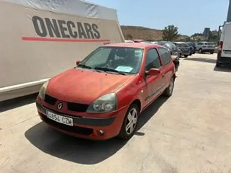 Usado Renault Clio II 65 CV (47 kW) 2004 Granate Berlina