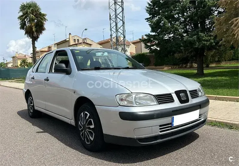 Usado Seat Cordoba 75 CV (55 kW) 2002 Gris / plata Berlina
