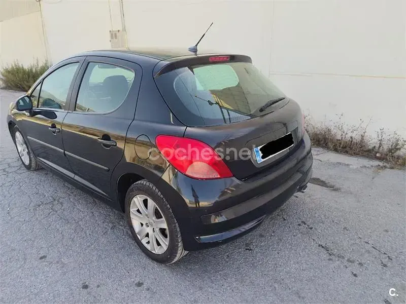 Usado Peugeot 207 90 CV (66 kW) 2006 Negro Berlina