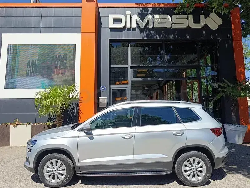 Usado Skoda Karoq Selection 150 CV (110 kW) 2024 Gris / plata SUV