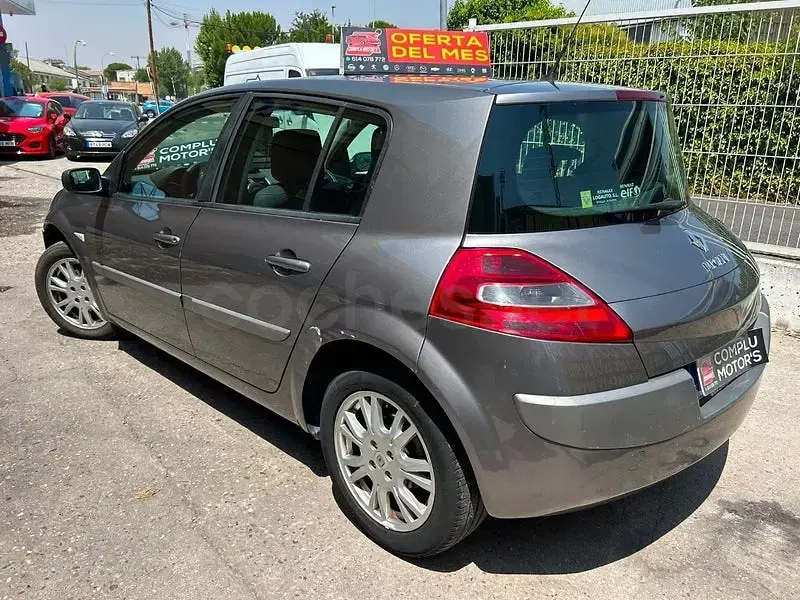 Usado Renault Mégane III Dynamique 105 CV (77 kW) 2008 Gris / plata Berlina