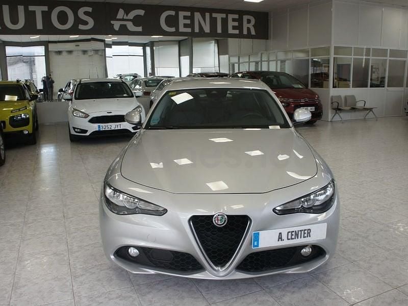 Usado Alfa Romeo Giulia Executive 180 CV (132 kW) 2018 Gris / plata Berlina
