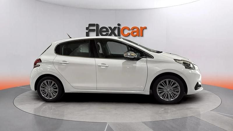 Usado Peugeot 208 Allure 82 CV (60 kW) 2016 Blanco Utilitario