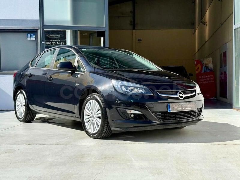 Usado Opel Astra Selective 110 CV (80 kW) 2015 Negro Berlina
