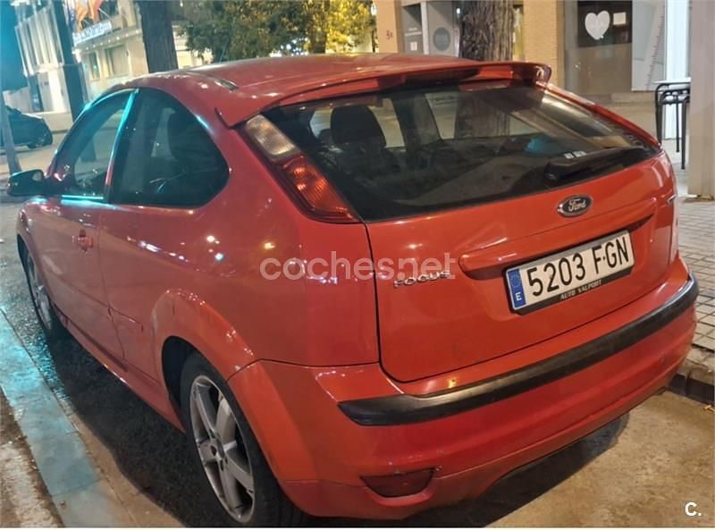 Używany Ford Focus Trend 100 KM (73 kW) 2006 Czerwony Sedan/Limuzyna