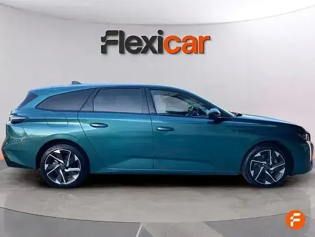 Usado Peugeot 308 SW Allure 130 CV (95 kW) 2022 Verde Familiar